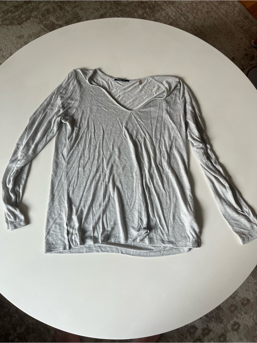 Tahari Light Gray V-Neck Long Sleeve Thin Sweater, Size Medium